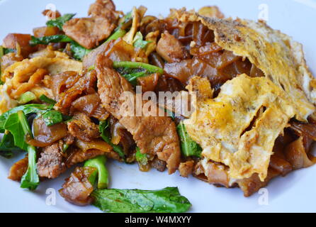 Nouilles de riz sautées avec de la sauce de soja noire sur lave Banque D'Images