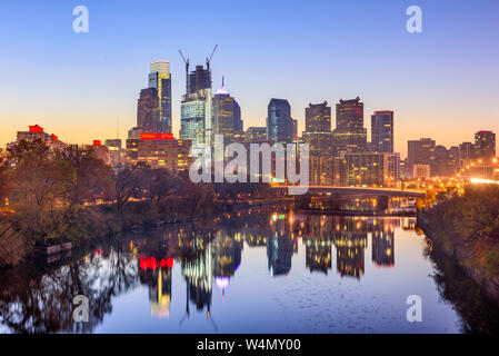 Philadelphie, Pennsylvanie, USA Centre-ville au crépuscule sur la rivière Schuylkill. Banque D'Images