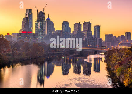 Philadelphie, Pennsylvanie, USA Centre-ville au crépuscule sur la rivière Schuylkill. Banque D'Images