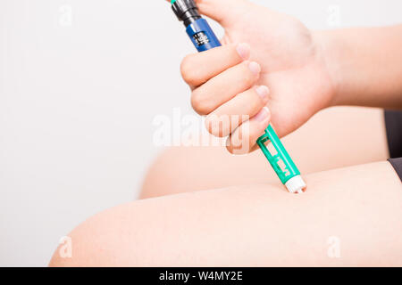 L'utilisation par le patient l'injection d'insuline stylo à insuline Banque D'Images