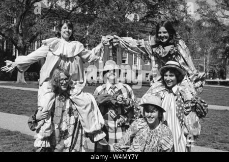 College des élèves acteurs de la Johns Hopkins University sont habillés en costume pour un spectacle sur le campus au cours de l'Université Homewood annuel de la foire de printemps, qui comprenait des concerts en plein air, de théâtre, des manèges, des fournisseurs, et plus, Avril, 1977. À partir de la Collection de photographies historiques. () Banque D'Images