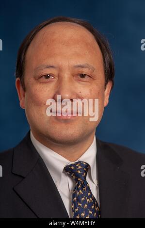 Close-up portrait of Chen 161 Wenhua, ancien professeur au département de génie mécanique à l'Université Johns Hopkins de Baltimore, Maryland, face caméra, le 31 octobre 2005. À partir de la collection photographique de Homewood. () Banque D'Images