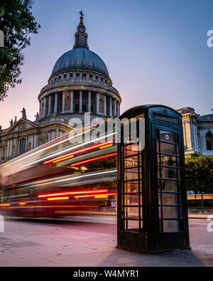 La Cathédrale St Paul, fort, téléphone noir et en légèreté, Londres, UK Banque D'Images