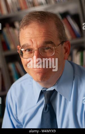 Close-up of Steven David, professeur de Relations internationales et directeur des études de premier cycle, à l'Université Johns Hopkins de Baltimore, Maryland, souriant à la caméra, le 15 septembre 2006. À partir de la collection photographique de Homewood. () Banque D'Images