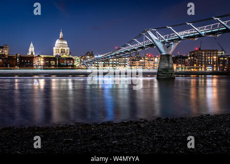 La Cathédrale St Paul, la Tamise et le Millennium Bridge Banque D'Images