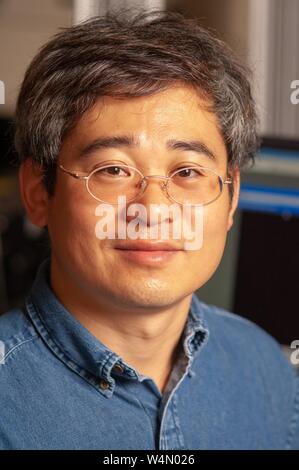 Close-up of Sung Hoon Kang, professeur adjoint au Département de génie mécanique à l'Université Johns Hopkins, Baltimore, Maryland, le 16 novembre 2006. À partir de la collection photographique de Homewood. () Banque D'Images