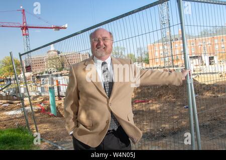 Marc Donahue, professeur de chimie et de génie biomoléculaire, debout près de l'emplacement de l'édifice et souriant à la caméra, à l'Université Johns Hopkins University, Baltimore, Maryland, le 18 avril 2006. À partir de la collection photographique de Homewood. () Banque D'Images