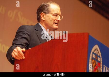 Profil tourné à angle faible de l'ancien président de l'université William R Brody, parlant d'un podium lors d'un symposium de Milton Eisenhower s à la Johns Hopkins University, Baltimore, Maryland, le 19 novembre 2008. À partir de la collection photographique de Homewood. () Banque D'Images