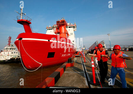 Shanghai, Chine. 23 juillet, 2019. Aider les travailleurs au pays le premier brise-glace polaire construit 'Xuelong, 2' ou '2', Dragon maintenant à quai à son port d'attache à Shanghai, la Chine orientale, le 23 juillet 2019. Credit : Zhang Jiansong/Xinhua/Alamy Live News Banque D'Images