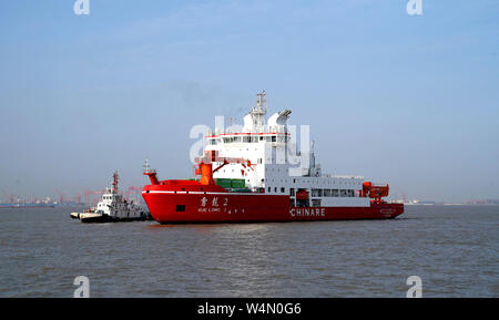 Shanghai, rivière Yangtze en Chine. 23 juillet, 2019. Le premier construit à l'intérieur brise-glace polaire 'Xuelong, 2' ou '2' Dragon maintenant, voiles sur le Fleuve Yangtze en Chine, le 23 juillet 2019. Credit : Zhang Jiansong/Xinhua/Alamy Live News Banque D'Images