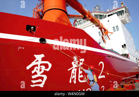 Shanghai, Chine. 23 juillet, 2019. Aider les travailleurs au pays le premier brise-glace polaire construit 'Xuelong, 2' ou '2', Dragon maintenant à quai à son port d'attache à Shanghai, la Chine orientale, le 23 juillet 2019. Credit : Zhang Jiansong/Xinhua/Alamy Live News Banque D'Images