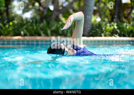Femme Sport Natation crawl dans la piscine en vacances. Banque D'Images