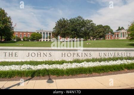 Close-up de signer la lecture de l'Université Johns Hopkins avec Bibliothèque et MSE Homewood House museum en arrière-plan sur l'Homewood Campus de l'Université Johns Hopkins de Baltimore, Maryland, le 16 juillet 2004. À partir de la collection photographique de Homewood. () Banque D'Images