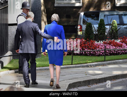 Londres, Royaume-Uni. 24 juillet 2019. Theresa peut fait son dernier discours en tant que premier ministre à Downing Street, avant de partir pour le palais de Buckingham à main dans sa démission à la Reine. Credit : PjrFoto/Alamy Live News Banque D'Images