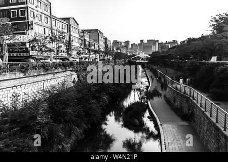 Séoul Corée du Sud - 31 mai 2017 : Les gens qui marchent le long de Cheonggyecheon Stream à Séoul. Image en noir et blanc Banque D'Images