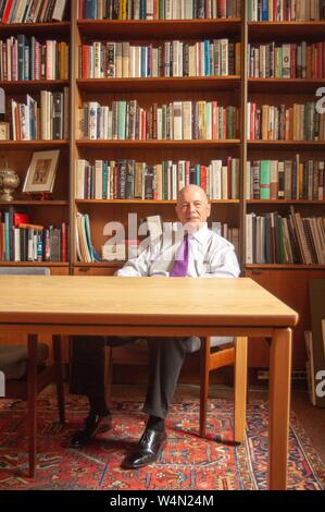Long Shot de Winston TABB, Sheridan doyen des bibliothèques et des musées à l'Université Johns Hopkins de Baltimore, Maryland, assis entre un bureau et bibliothèque, et souriant l'appareil photo, le 10 septembre 2007. À partir de la collection photographique de Homewood. () Banque D'Images