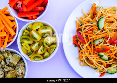 Sweet Chili végétarien sain et salade de nouilles Banque D'Images