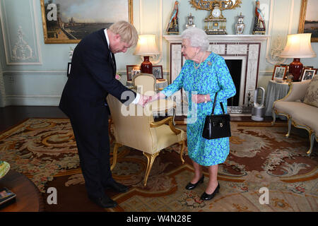 La reine Elizabeth II se félicite de nouveau chef du parti conservateur, Boris Johnson, lors d'une audience au Palais de Buckingham, London, où elle l'a invité à devenir premier ministre et de former un nouveau gouvernement. Banque D'Images