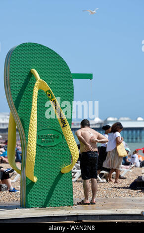 Brighton UK 24 Juillet 2019 - La plage de Brighton est emballé de nouveau comme le beau temps chaud tout au long de la Grande-Bretagne se poursuit. Conditions de la canicule se poursuivra demain et les températures devraient atteindre de nouveaux records avec il peut atteindre 39 degrés celsius à Londres . Crédit : Simon Dack / Alamy Live News Banque D'Images