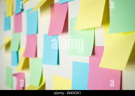 Sticky Notes de papier sur un conseil d'aménagement. La planification, la diversité des idées, ou de nouvelles idées concept - modèle de notes papier multicolore vide Banque D'Images