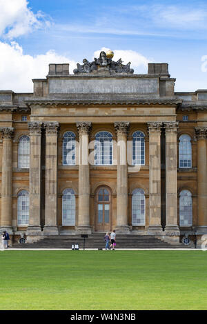 Vue extérieure de l'impressionnant Palais de Blenheim. Construit entre 1705 et 1722 et a été le lieu de naissance de sir Churchill Winstone Banque D'Images