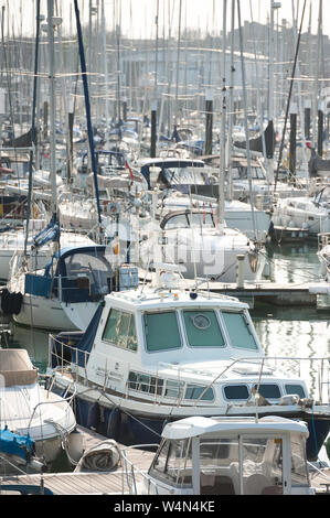 Marina de Plaisance occupé avec beaucoup de yachts et les petits bateaux de plaisance - pas de noms ou d'identification du produit Banque D'Images