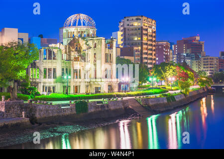 Hiroshima, Japon skyline et le dôme atomique au crépuscule sur la rivière. Banque D'Images