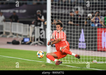 (190724) -- SHANGHAI, le 24 juillet 2019 (Xinhua) -- le gardien Gianluigi Buffon de la Juventus enregistre au cours de la 2019 Coupe des Champions International match de football entre la Juventus et l'Inter Milan à Nanjing, Jiangsu Province de Chine orientale, le 24 juillet 2019. (Xinhua/Li Bo) Banque D'Images