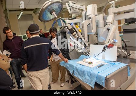 Les membres du Club de Robotique de l'Université Johns Hopkins, se sont réunis dans une pièce avec un système de chirurgie robotique da Vinci, à l'Université Johns Hopkins University, Baltimore, Maryland, Décembre, 2009. À partir de la collection photographique de Homewood. () Banque D'Images