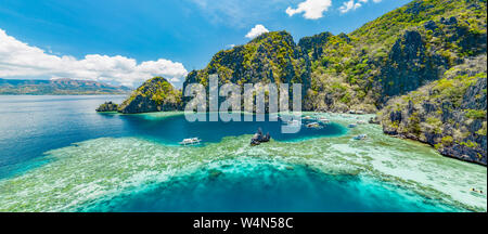 Vue aérienne de beaux lagons et falaises calcaires de Coron, Palawan, Philippines Banque D'Images