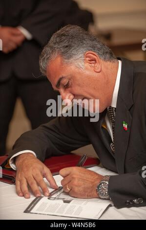 Profile close-up de Reza Pahlavi, Prince héritier d'Iran, la signature d'un programme au cours d'un symposium de Milton Eisenhower s à la Johns Hopkins University, Baltimore, Maryland, le 12 octobre 2010. À partir de la collection photographique de Homewood. () Banque D'Images