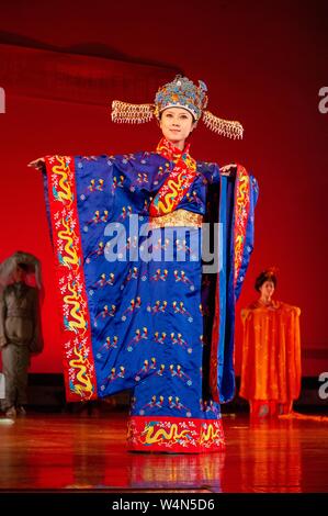 Tourné sur toute la longueur d'un danseur costumé de la Chine colorés, Groupe de danse d'effectuer au cours d'un symposium de Milton Eisenhower s à la Johns Hopkins University, Baltimore, Maryland, le 28 octobre 2010. À partir de la collection photographique de Homewood. () Banque D'Images