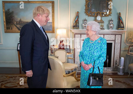 La reine Elizabeth II se félicite de nouveau chef du parti conservateur, Boris Johnson, lors d'une audience au Palais de Buckingham, London, où elle l'a invité à devenir premier ministre et de former un nouveau gouvernement. Banque D'Images