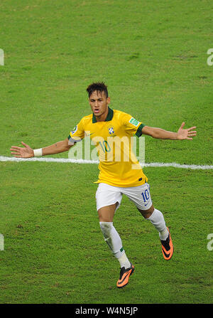 Joueur de football brésilien, Neymar célébrant son but dans le match Brésil vs Espagne en finale de la Coupe des Confédérations 2013, dans Etadio do Maracana Banque D'Images