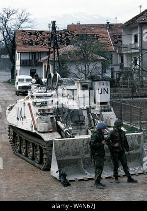 25 avril 1993 pendant la guerre en Bosnie : des soldats britanniques du régiment de Cheshire se tenir en face d'une FV180 tracteur ingénieur de combat (CET) dans le centre de Stari Vitez. Banque D'Images