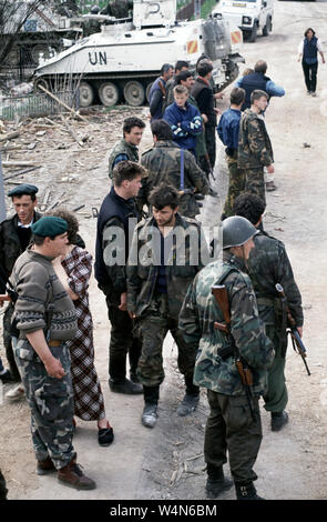 25 avril 1993 pendant la guerre en Bosnie : (armée de soldats musulmans de Bosnie) regarder la récupération des corps des décombres de la guerre de Bosnie à la présidence Stari Vitez. Banque D'Images