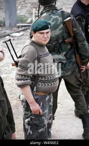 25 avril 1993 pendant la guerre en Bosnie : (armée de soldats musulmans de Bosnie) regarder la récupération des corps des décombres de la guerre de Bosnie à la présidence Stari Vitez. Banque D'Images