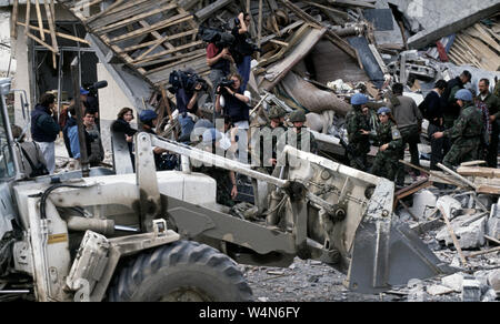 25 avril 1993 pendant la guerre en Bosnie : l'armée de soldats britanniques et se mélanger avec les habitants et les médias au cours de la récupération des corps à partir de la présidence de guerre bosniaque, démolie par un camion piégé quelques jours avant. Banque D'Images