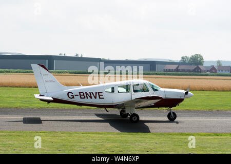 Piper PA-28-181 Archer II à Wellesbourne Airfield, Warwickshire, UK (G-BNVE) Banque D'Images