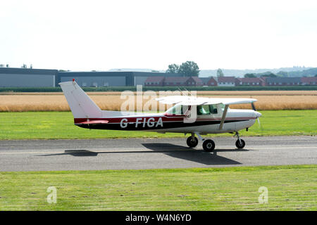 Cessna 152 à Wellesbourne Airfield, Warwickshire, UK (G-FIGA) Banque D'Images