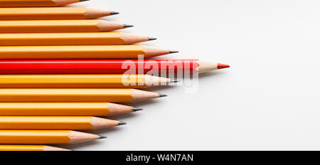 Crayon rouge menant un autre du même genre, influençant la foule Banque D'Images