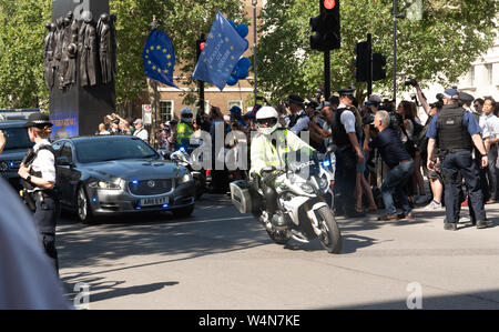 Westminster, London, UK. 24 juillet 2019. Premier ministre Boris Johnson arrive à Downing Street, où il a fait son premier discours à la nation. Sur la photo : le défilé se transforme en Downing Street. Bridget Catterall/Alamy Live News Banque D'Images