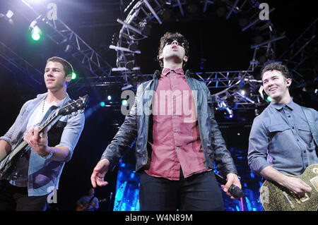 Le chanteur Nick Jonas, Kevin Jonas et Joe Jonas du groupe Jonas Brothers avec les musiciens, au cours de son spectacle à la Citibank Hall à Rio de Janeiro, Brésil. Banque D'Images