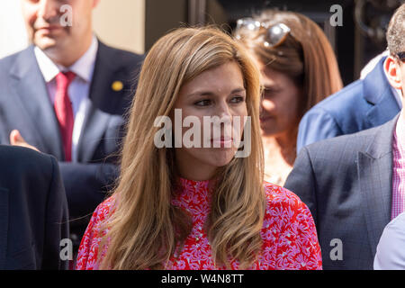 Londres, Royaume-Uni. 24 juillet 2019, Boris Johnson arrive au 10 Downing Street, Londres, Royaume-Uni. après avoir été confirmé comme Premier Ministre par Sa Majesté la Reine Carrie Symonds, sa petite amie attend son arrivée Credit Ian Davidson/Alamy Live News Banque D'Images