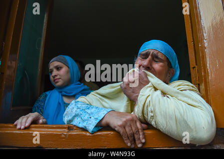 Des proches de Mohammed Ali Bhat pleurer comme il arrive à son domicile après 24 ans de prison à Srinagar.Trois résidents de Srinagar réservé à Lajpat Nagar bombe cas ont été libérés par la Haute Cour du Rajasthan trouvé innocent après avoir purgé 24 ans de prison depuis longtemps à Jaipur et prisons Tihar. L'explosion d'une bombe survenue dans Lajpat Nagar market à Delhi le 21 mai 1996, tuant 13 civils et en blessant 39 autres. L'explosion a été suivie d'un jour plus tard par l'explosion. Dausa 1996 Six membres de l'organisation militante Jammu Cachemire avant islamique ont été condamnés pour les explosions, les médias locaux a fait savoi Banque D'Images