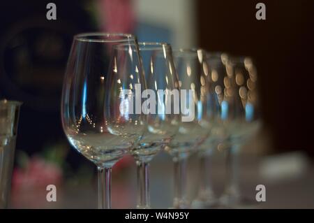 Gros plan des verres à vin en ligne avec un arrière-plan flou Banque D'Images