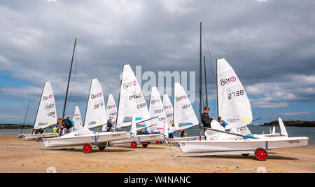 North Berwick, East Lothian, Ecosse, Royaume-Uni, le 24 juillet 2019. RS Aero Challenge Cup : East Lothian Yacht Club accueille la régate de voile avec 80 petits voiliers en compétition pour un défi de la coupe du handicap en avant de la UK National & International Open Championship qui se déroule sur 4 jours. Les concurrents préparent leurs canots et mis en place à West Bay Banque D'Images