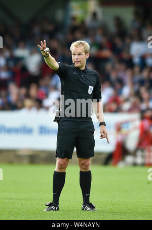 Arbitre Gavin Ward au cours de la pré saison friendly match de football entre Fulham et Brighton et Hove Albion au stade de l'installation électrique à Aldershot 20 JUILLET 2019 . Crédit photo : Simon Dack Banque D'Images