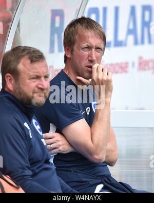 L'entraîneur-chef de Brighton Graham Potter pendant la pré saison friendly match de football entre Fulham et Brighton et Hove Albion au stade de l'installation électrique à Aldershot 20 JUILLET 2019 . Banque D'Images