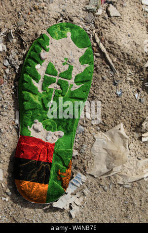 Le drapeau de la Zambie est représenté sur l'unique d'un vieux coffre. Concept de l'écologie avec la pollution par les déchets ménagers et industriels. Banque D'Images